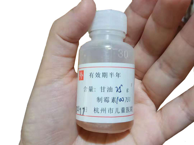寶寶嘴里長了白色斑點，很可能是鵝口瘡